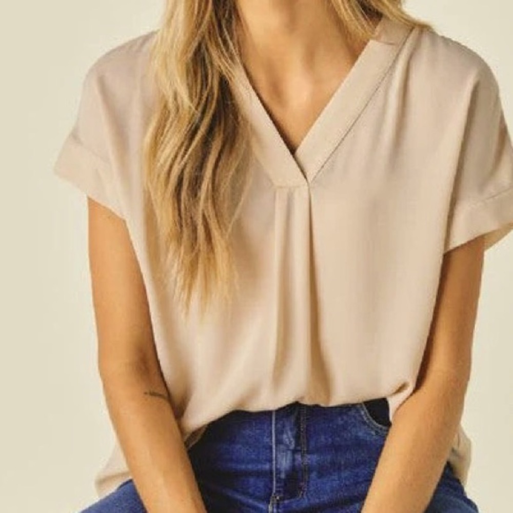 Chaus Women’s V Neck Short Sleeved Flowy Blouse Women’s size small
Euc